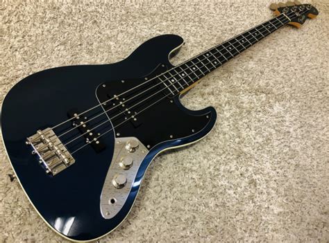 fender aerodyne bass medium scale.